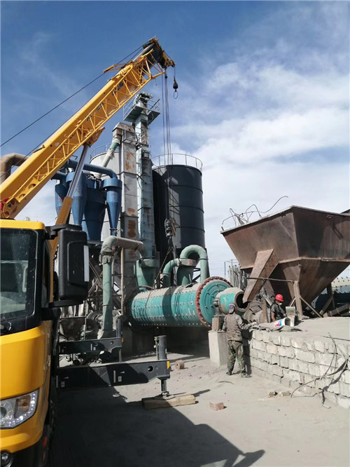 穆棱市设备搬运等各类工程项目中，吊车起着关键作用